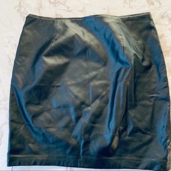 T Tahari Tweed Faux Leather Back Panel Skirt - Picture 4 of 4